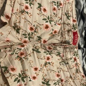 Cute guess shorts flower print. Size 25
